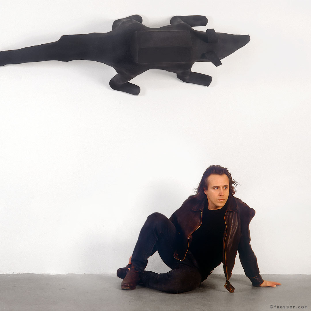 Selfie 1992: Groupe picture with climbing Haus-Tier; artist Roland Faesser, sculptor and painter 1992