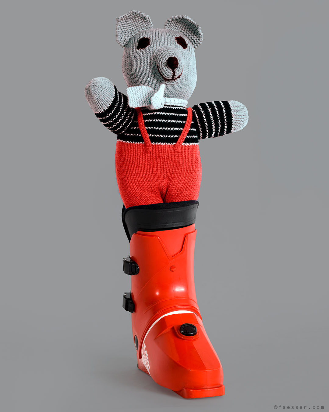 Stoffed bear within bright red ski boot; work of art as figurative sculpture; artist Roland Faesser, sculptor and painter 2008