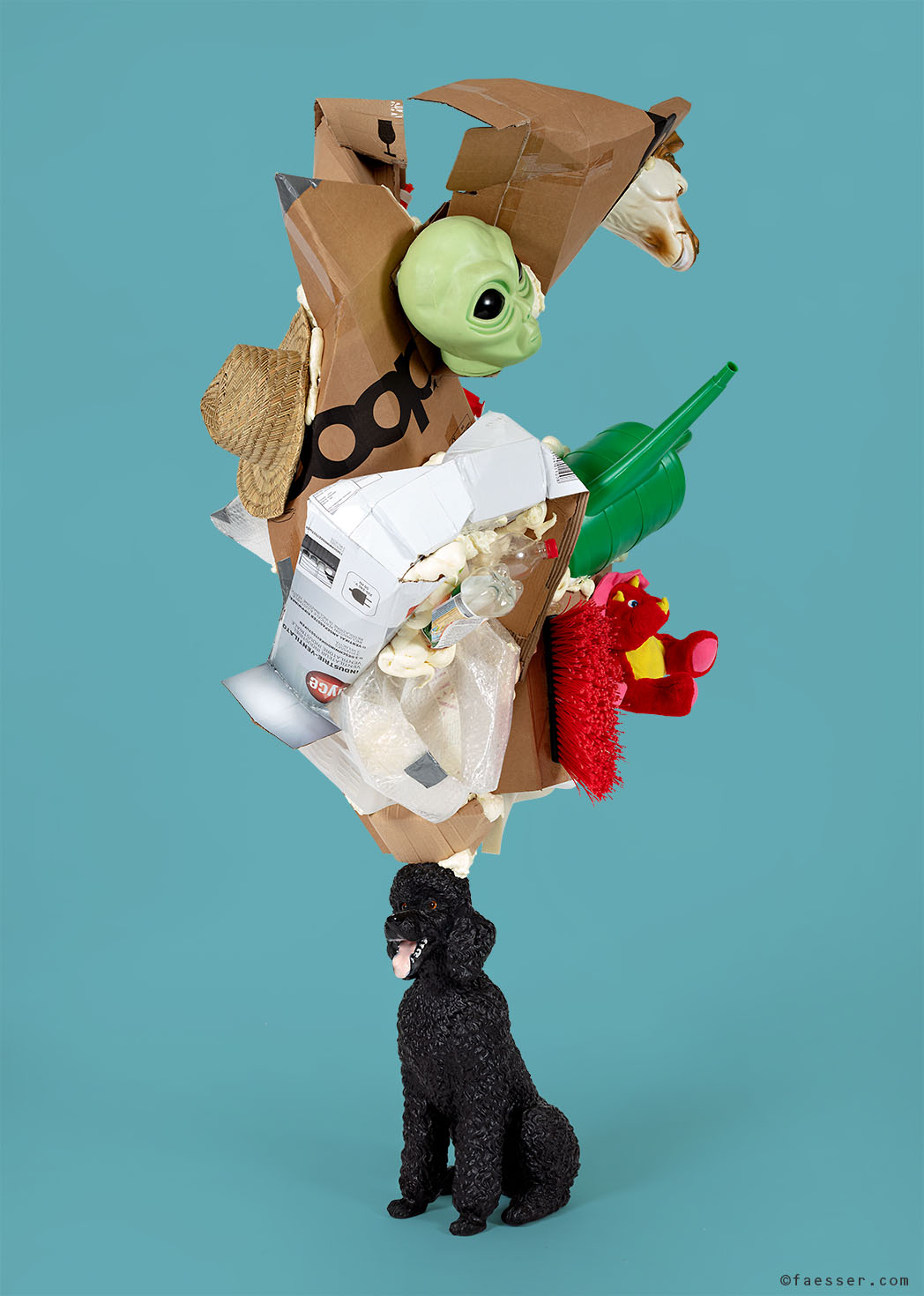 Black poodle sculpture with daily waste as headdress; work of art as figurative sculpture; artist Roland Faesser, sculptor and painter 2023