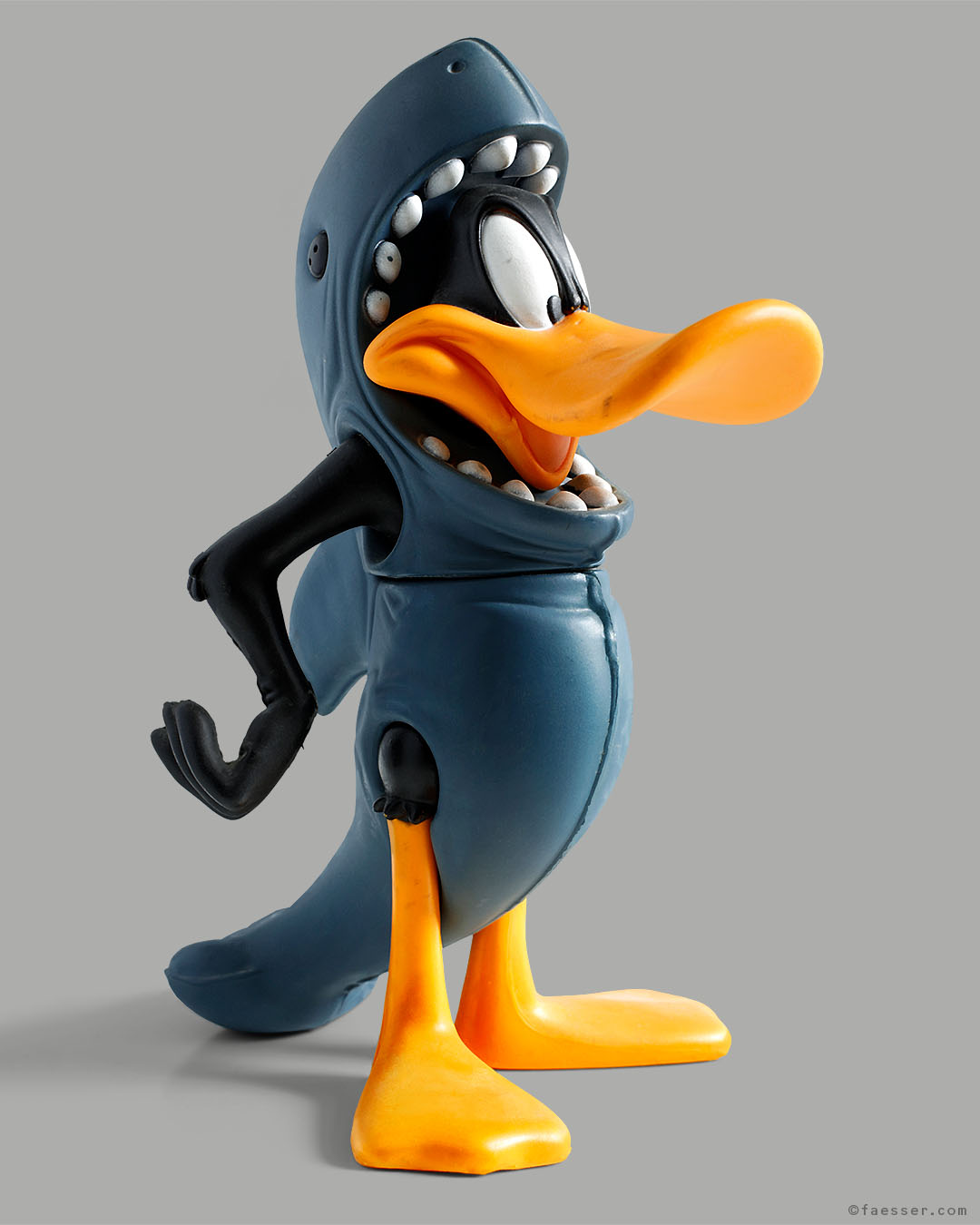 Shark-Duck: Duck with shark-protective sheath; work of art as figurative sculpture; artist Roland Faesser, sculptor and painter 2016