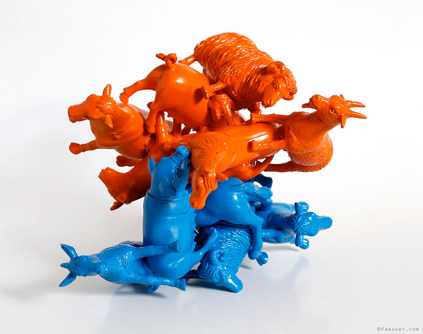 Massive Attack, flying animals forming a spherical sculpture with central gravity; work of art as figurative sculpture; artist Roland Faesser, sculptor and painter 2013