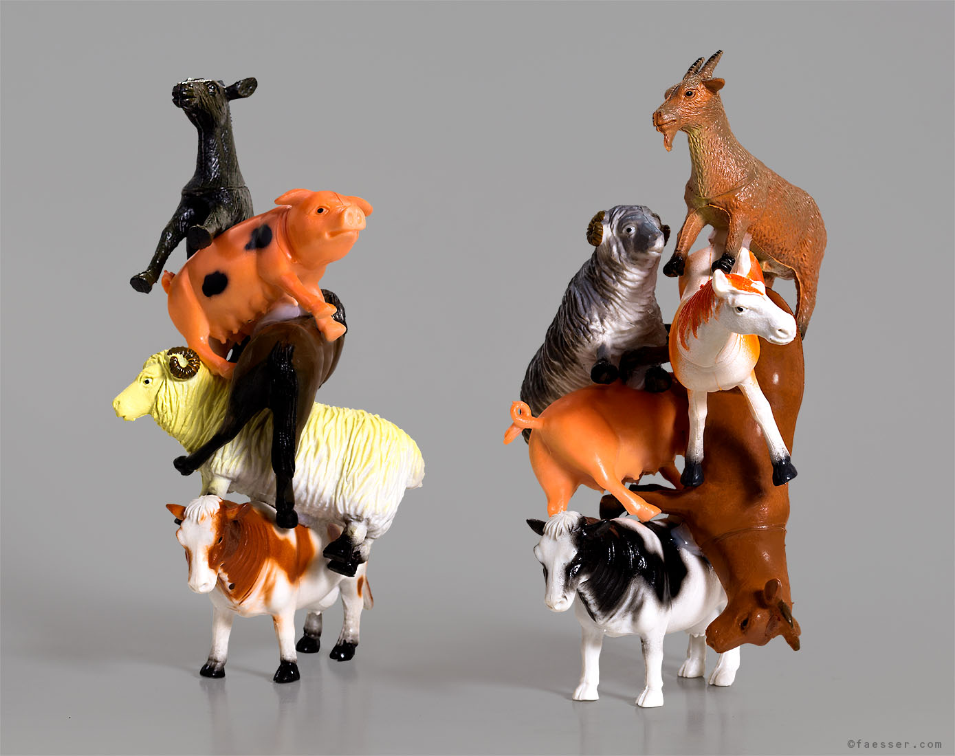 Paparazzis, five stacked up animals wrestle for the best views; work of art as figurative sculpture; artist Roland Faesser, sculptor and painter 2013