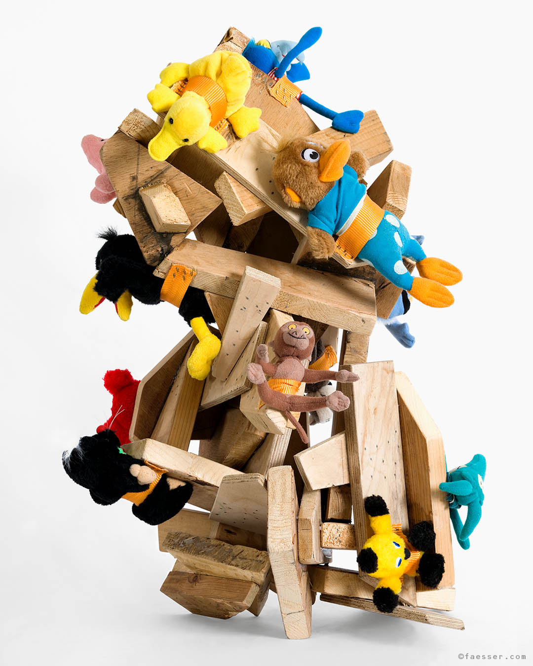 Noah's Rocket: biblical wood rocket with representatives of all species; work of art as figurative sculpture; artist Roland Faesser, sculptor and painter 2008