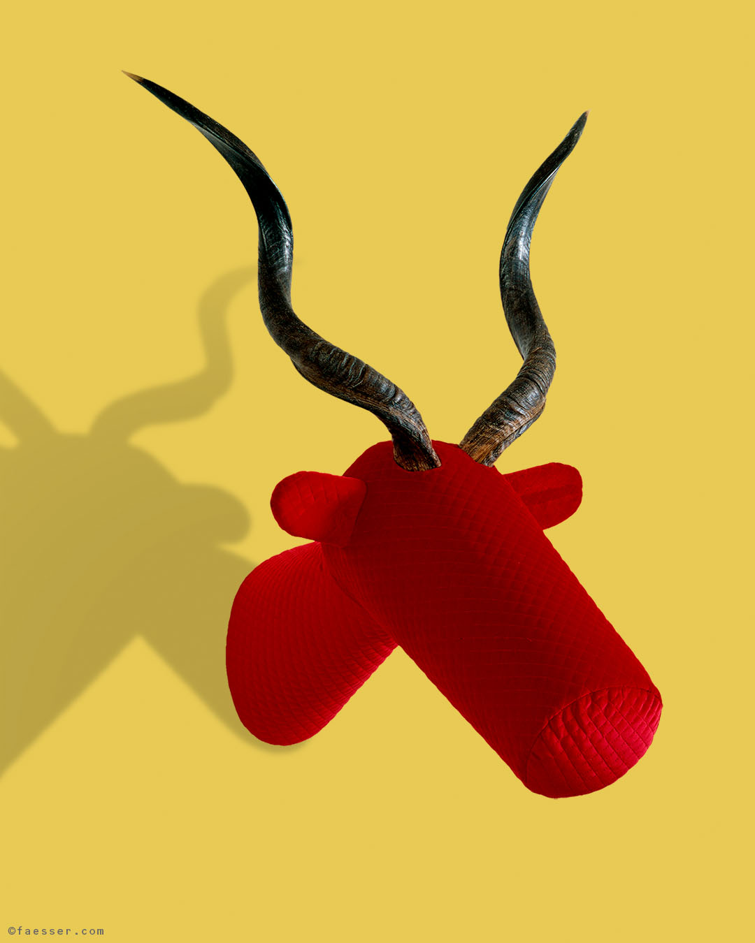 Red Velvet, abstract trophy with red velvet fabric and antelope antlers; work of art as figurative sculpture; artist Roland Faesser, sculptor and painter 2003