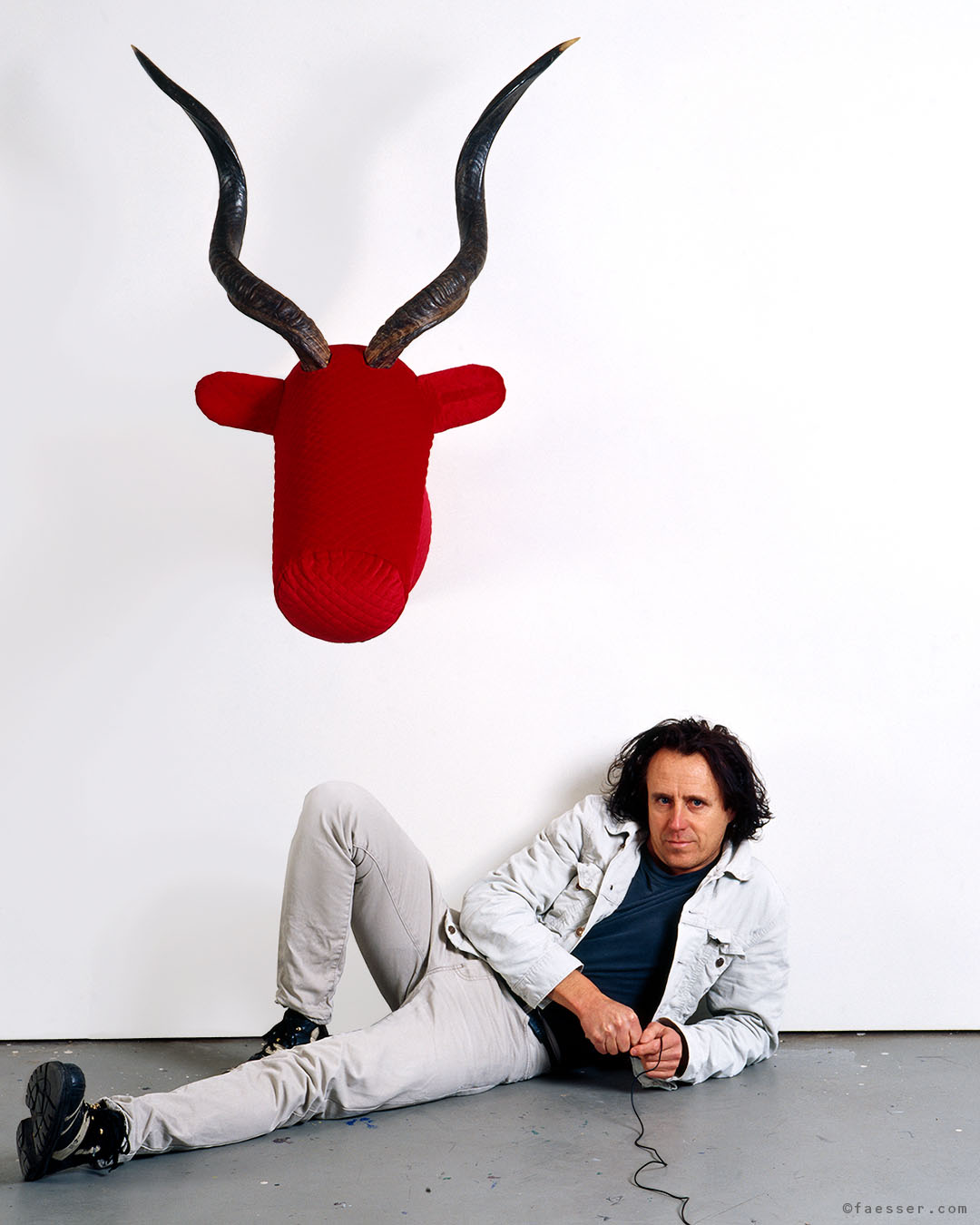 Selfie with the Red Velvet antlered trophy; work of art as figurative sculpture; artist Roland Faesser, sculptor and painter 2003