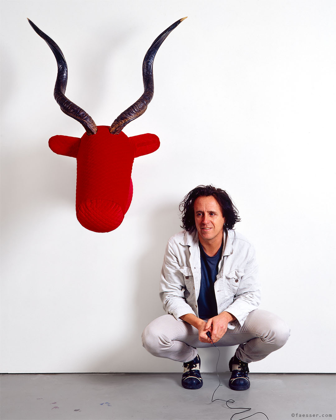 self-portrait with the red velvet fabric trophy; work of art as figurative sculpture; artist Roland Faesser, sculptor and painter 2003